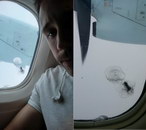 boulon avion Impact dans le hublot d'un avion