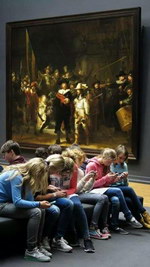 rembrandt telephone Des ados devant une peinture de Rembrandt