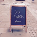 pancarte 3D Tinder devant un bar à Londres