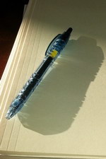 stylo Un stylo fabriqué à partir de bouteilles recyclées projette une ombre en forme de bouteille