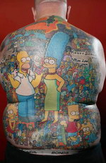 dos homme 203 personnages des Simpson tatoués sur son dos