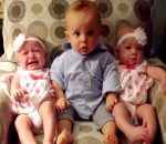 bebe Un bébé confus entre des soeurs jumelles