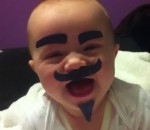 moustache bebe Un bébé avec des faux poils