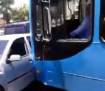 vitre colere Un chauffeur de bus mécontent
