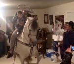 maison fete Un cheval danse dans une maison