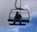 snowboard Descendre une personne coincée sur un télésiège