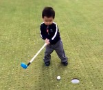golf enfant putt Un enfant colérique joue au golf