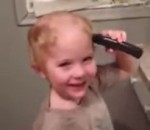 enfant cheveux Un enfant se peigne avec une tondeuse
