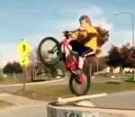 enfant fail saut Saut en VTT dans un skatepark Fail