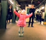 musicien danse Une fillette danse dans une station de métro