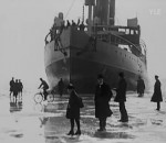 foule bateau Arrivée d'un brise-glace dans les années 1920