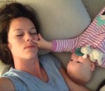 dormir lit Une maman essaie de dormir avec son bébé