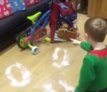 enfant noel pere Le Père Noël a laissé des traces de pas dans une maison