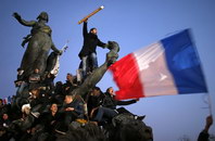 drapeau charlie Des manifestants sur la statue Le Triomphe de la République