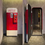 distributeur coca-cola porte Un bar est caché derrière ce distributeur Coca-Cola