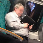 train homme Regarder un porno discrètement dans les transports