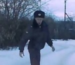 pistolet policier Un automobiliste s'embrouille avec un policier russe ivre