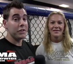 femme interview Une combattante MMA fait un étranglement sur un journaliste