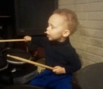 enfant Un enfant de 2 ans joue The Pretender à la batterie