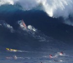 vague Une énorme vague avale des surfeurs