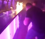 feu cascade Ivre, il fait une cascade sur le comptoir d'un bar