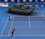 match tennis Novak Djokovic joue au tennis contre un tank