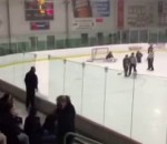 vitre casser Un père en colère pendant un match de hockey