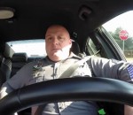 voiture Un policier chante et danse sur « Shake It Off » en conduisant