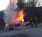 voiture fail feu Des pompiers éteignent un feu de véhicule (Fail)