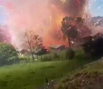 usine artifice Un caméraman surpris par l'explosion d'une usine de feux d'artifice