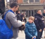 surprise enfant fan Cristiano Ronaldo déguisé en SDF fait une surprise à un enfant