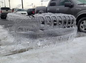 moulage glace Une Jeep laisse une jolie sculpture