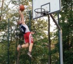 basket dunk ballon Un jeune homme d'1m73 dunke après 6 mois d'entrainement