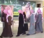 main poignee Poignée de main à un Roi en carton (Arabie Saoudite)