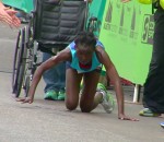 quatre Une athlète termine un marathon à quatre pattes