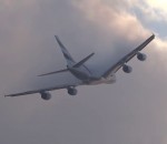 traverser Un avion A380 coupe un nuage en deux
