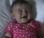 rire bruit Un bébé fait du bruit avec sa bouche et fait rire sa soeur