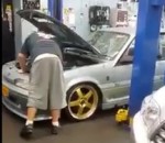 mecanicien Blague dans un garage