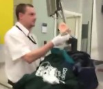 bagage sac Blague avec un gode à l'aéroport
