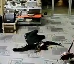 simulation voleur Un braqueur fait le mort dans un magasin