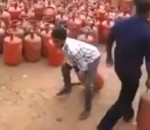 technique bouteille Charger des bouteilles de gaz en Inde
