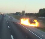 pick-up explosion Une conductrice ivre percute une voiture et l'explose