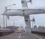 riviere voiture Crash spectaculaire de l'avion TransAsia à Taïwan (3 angles)
