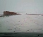 neige Un chasse-neige déneige une route au Kazakhstan