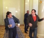 poing bagarre Deux députés ukrainiens se bagarrent dans les couloirs du parlement