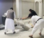 statue musee Des djihadistes saccagent le musée de Ninive en Irak