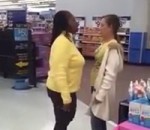 boule femme Une employée de Walmart reçoit un coup de boule