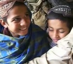 soldat Des enfants afghans voient Jenna Jameson dans un magazine FHM