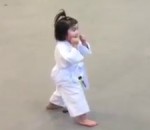 enfant Une fillette récite le credo du Taekwondo