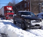 route voiture neige Un pick-up remorque un camion bloqué dans la neige